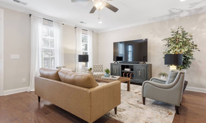 Hendersonville House | Luxury 3BR Retreat w/Full Kitchen, Laundry, WIFI, TV, Parking nr Hendersonville