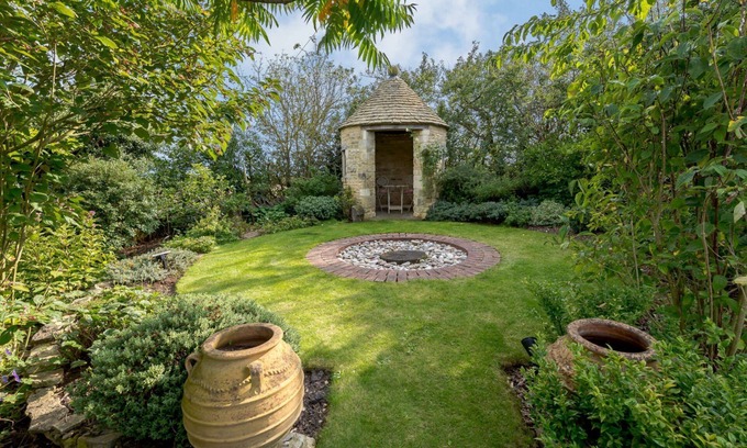 Witney Cottage | Luxury 4 bedroom Cotswold holiday cottage sleeping 8 guests near Burford - Rose Tree Cottage