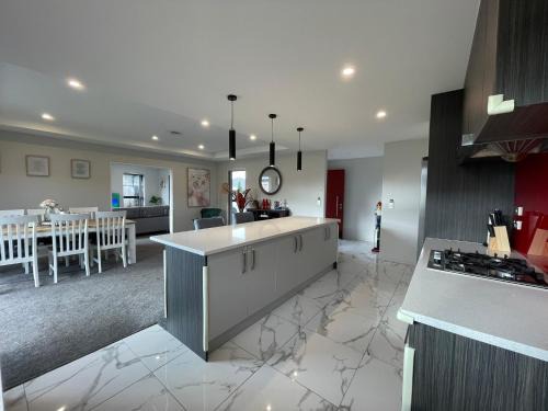 Lincoln House | Luxury 4 Bedroom Family Retreat