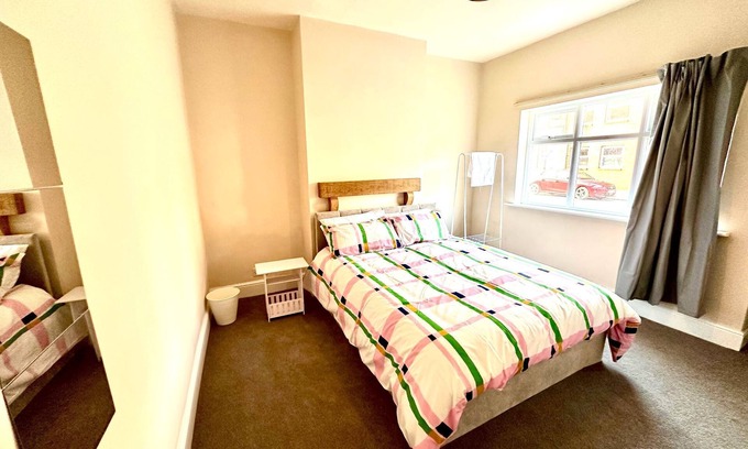 Chesterfield House | Luxury 4-Bedroom | King-Size Comfort | Full Kitchen & Parking | Spacious & Cozy!