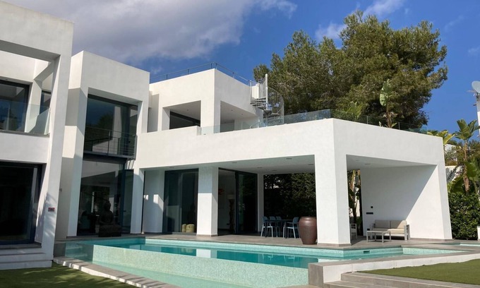 Cala Llenya Villa | Luxury 4-Bedroom Villa, 1 Min to Beach - Ideal for Families, Couples & Friends