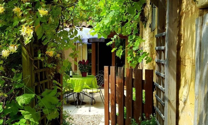 Les Eyzies Cottage | Luxury 4 star riverside gite set in stunning 4 acre gardens, pool, games room