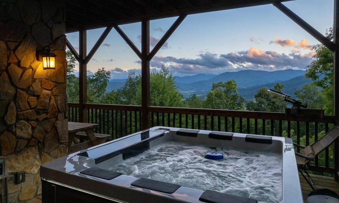Waynesville House | Luxury 4200 sqft Log Cabin on 50 Acres! Sleeps 16!