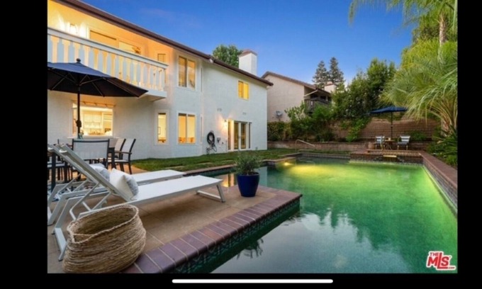 Oak Park House | Luxury 4bd 3bath home, new and modern interiors, full-size swimming pool and spa