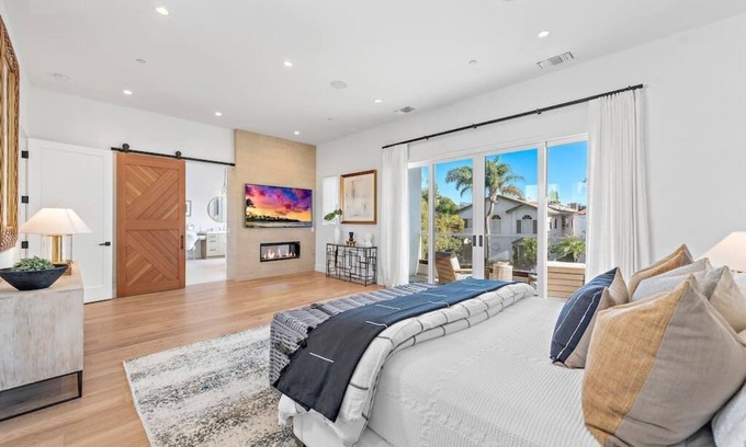 Corona del Mar House | Luxury 4Bedroom home only 2 blocks from the beach!