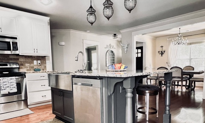 Huntsville House | Luxury 4BR Close To Everything - 5 Min to Downtown