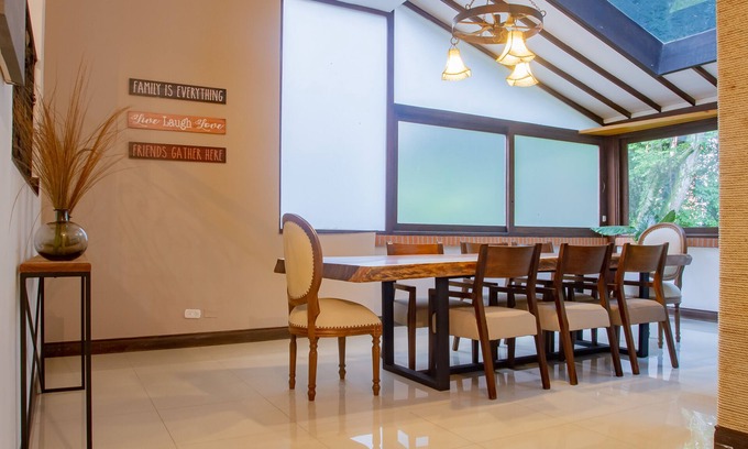 Los Naranjos House | Luxury 4BR house near el Tesoro- 10 min walk