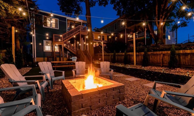 Bonnycastle House | Luxury 4BR|KING|Epic Backyard|HOT TUB|Fire Pit