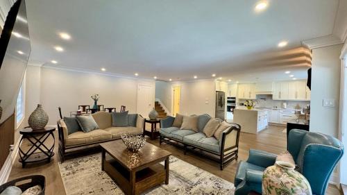 Clarkson-Lorne Park House | Luxury 4BR Retreat with Pool, Piano, Spa & Games