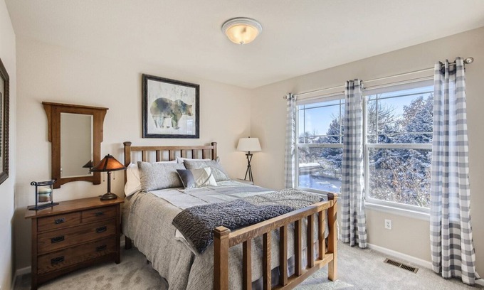 Longmont House | Luxury 4BR Spacious Home plus office