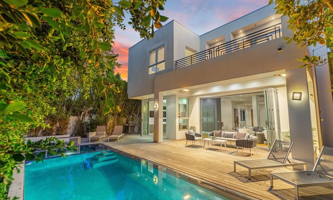 La Brea Villa | Luxury 5 bdr Villa C! Best location with pool!
