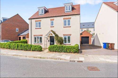 Bicester House | Luxury 5 bed house with Hot Tub nr Bicester Village