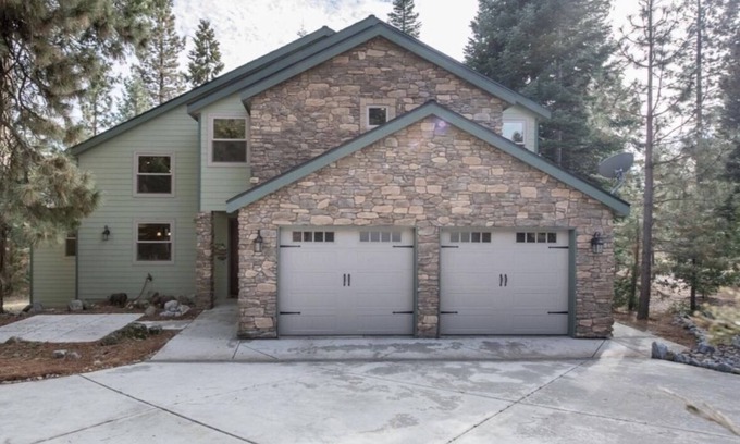 Shaver Lake House | Luxury 5 Bedroom 4.5 Bathroom Shaver Lake Home in Wildflower Village with AC
