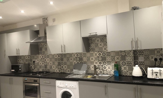 Salford House | Luxury 5 bedroom House in Salford