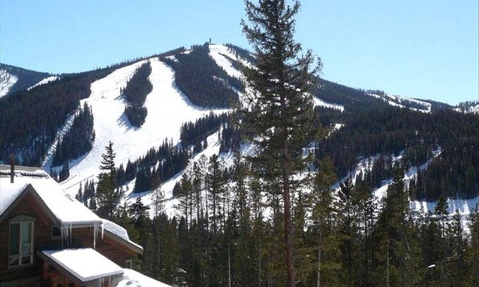 Winter Park House | Luxury 5 br 4.5 Bath, 2 Primary Bedrooms! Across from WP Ski Resort. Sleeps 12
