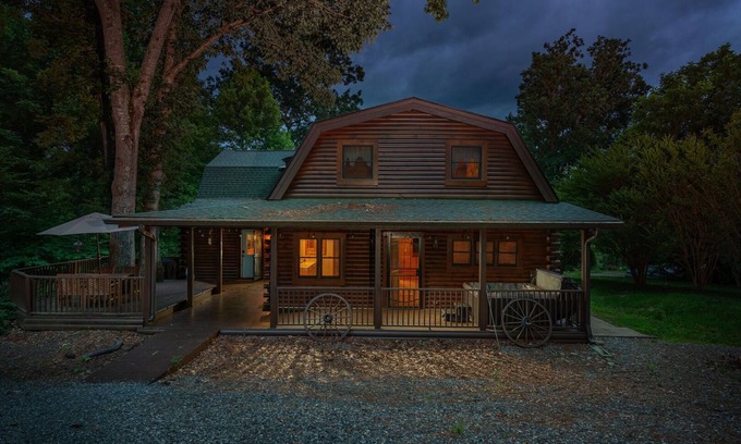 Weaverville House | Luxury 5BDR Retreat Log Cabin and Horses