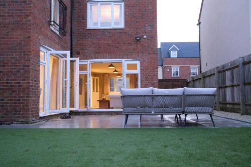 Bicester Villa | Luxury 6-Bedroom House 5 minutes from Bicester Village Shopping Outlet