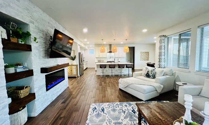 Arvada House | Luxury 6 Bedroom Retreat | Hot Tub | Chefs Kitchen | Near Boulder & Denver