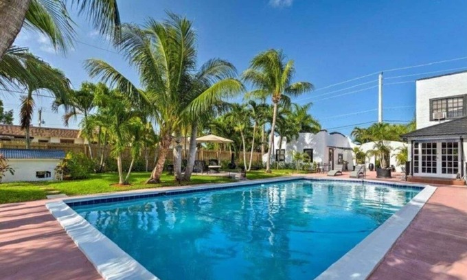 Boynton Beach House | Luxury 6 Bedroom 4 Bath Mini Resort with Pool in Backyard Tropical Paradise!