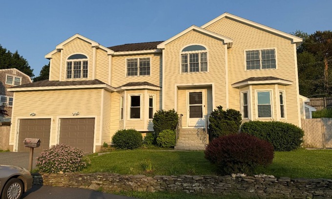 Marblehead House | Luxury 6 BR·7 Beds·4.5 BA house in charming Marblehead & walkable to the ocean