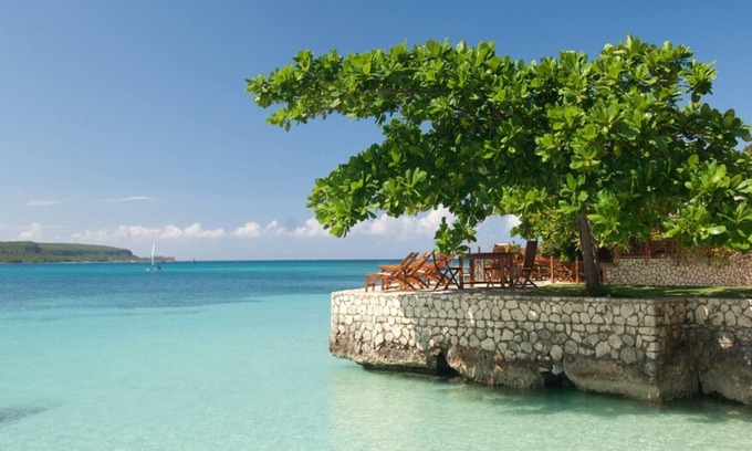 Discovery Bay Villa | Luxury 7 Bed Private Beachfront Villa in Discovery Bay - Fully Staffed