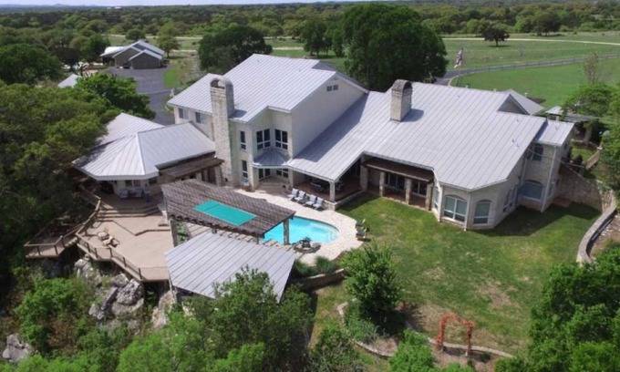 Boerne Cabin | Luxury 7 bedroom-8 bath 10,000+ SF Ranch Lodge in Texas Hill Country -16 guests
