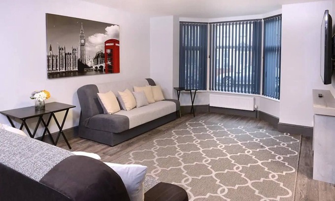 Southampton House | Luxury 8-Bed, 2-Bath Home – perfect for contractors, teams, or families. Spacious, fully equipped, and ready for long or short stays. Fast Wi-Fi, comfortable beds, and all the essentials included.
