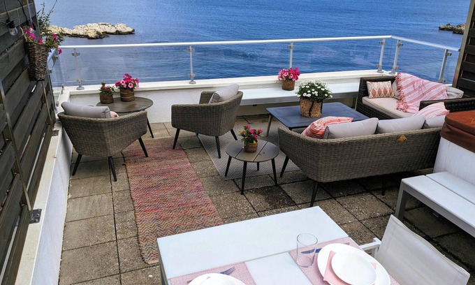L'Escala Apartment | Luxury 9p Ap in center Wifi airco & garage 2 cars