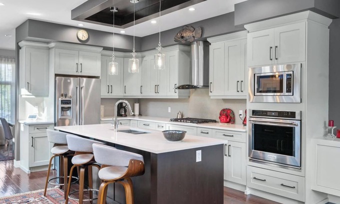 Banff Trail House | Luxury AC Home in Great Neigbourhood