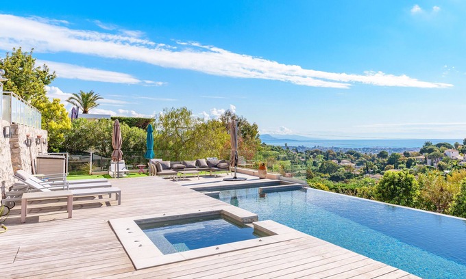 Vallauris Apartment | Luxury accommodation with panoramic sea view in a villa high above Cannes