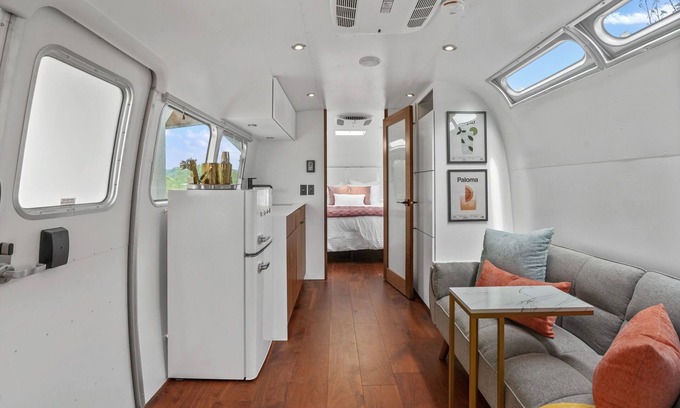 Rockbridge House | Luxury Airstream Glamping Palmera Unit 2 of 5, On-Site Hiking, Sauna