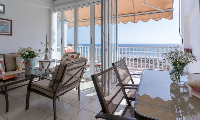 Melenara Apartment | Luxury apartment in front of the beach.