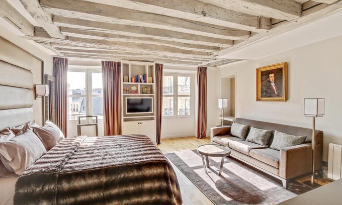 2nd Arrondissement Apartment | Luxury Apartment Paris Louvre