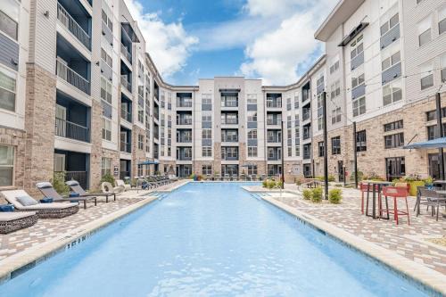 Crestline Heights Apartment | Luxury Apartment - Pool Restaurants & Shopping