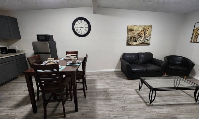 Sunrise Acres Apartment | Luxury Apartment Suite 6
