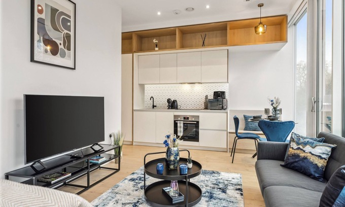 London Borough of Hounslow Apartment | Luxury Apartment with Orbit Cinema, ZoneX Game Room, Gym, Lounge near Station