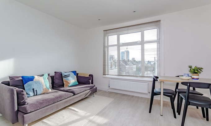 Broad Green Apartment | Luxury apartment with workspace