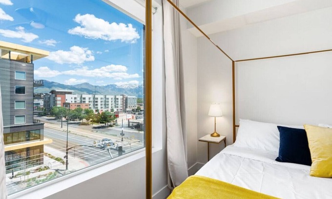 Downtown Salt Lake City Apartment | Luxury Apt. 6th floor- King Bed Gym Prkg Pool NEW