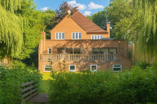 Sunningdale House | Luxury Ascot Escape with Private Indoor Heated Pool & Wellness Spa