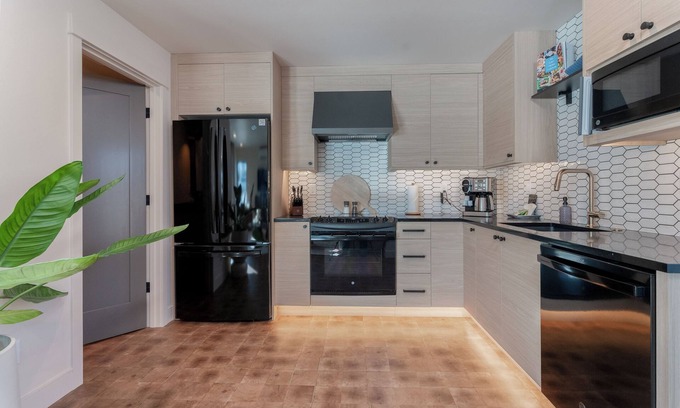 Wapato Point Condo | Luxury at the Lake- Yacinde F5