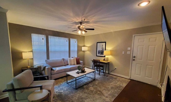 North Druid Hills House | Luxury Atlanta getaway*King bed*SmartTV*Wi-fi*Pool
