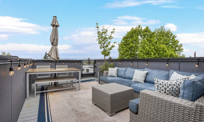 Ballard House | Luxury Ballard Townhome with Parking/Roofdeck