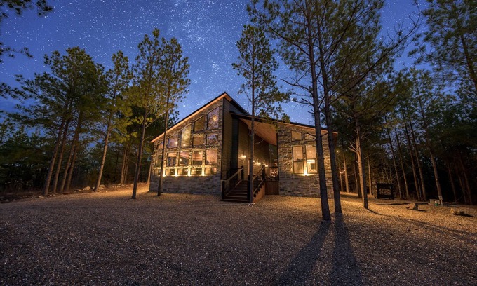 Pickens Cabin | Luxury Basecamp: Fire Pit, Games, Close to Trails