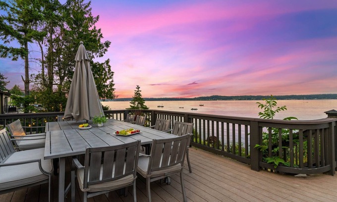 Erlands Point-Kitsap Lake House | Luxury Beach House & Apartment, Hot Tub, Kayaks, Fire Pits, Game Room
