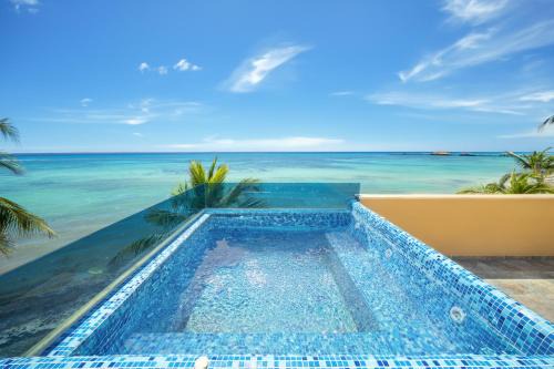 Downtown Apartment | Luxury beachfront Condo with 3 Bedrooms & Ocean View - El Faro Residences - Reef 301