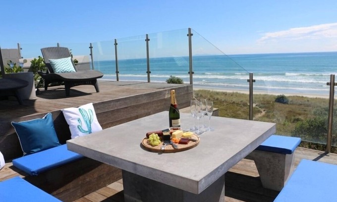 Omanu House | Luxury Beachfront with 180 degree views