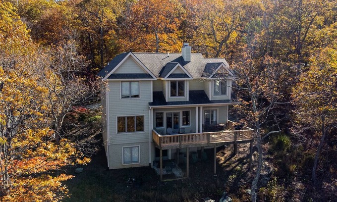 Pedlars Edge House | Luxury Black Bear Lodge: Stunning 4 Season Mountain Views! Perfect for Families.