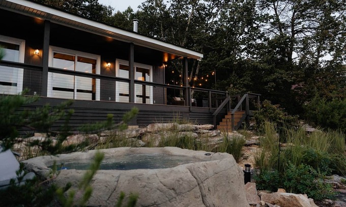 Menlo House | Luxury Bluff Cabin Hot Tub + Epic Mountain Views