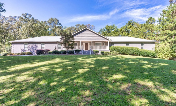 Inman House | Luxury Brooks Retreat – 7BR 9BA, WiFi, Chef's Kitchen, Workspace, Outdoor Oasis!