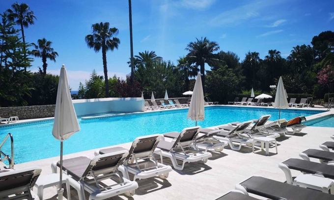 Vallauris Apartment | Luxury building with swimming pool and sea access